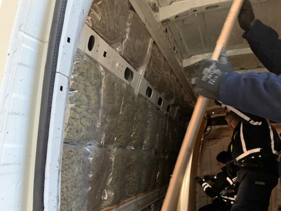 La douane de Lyon saisit plus de 65 kilos d’herbe de cannabis cachés dans un fourgon