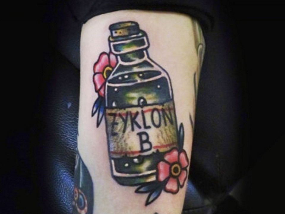 "La dentiste de votre quartier est une nazie" : dénoncée près de Lyon à cause de ses tatouages