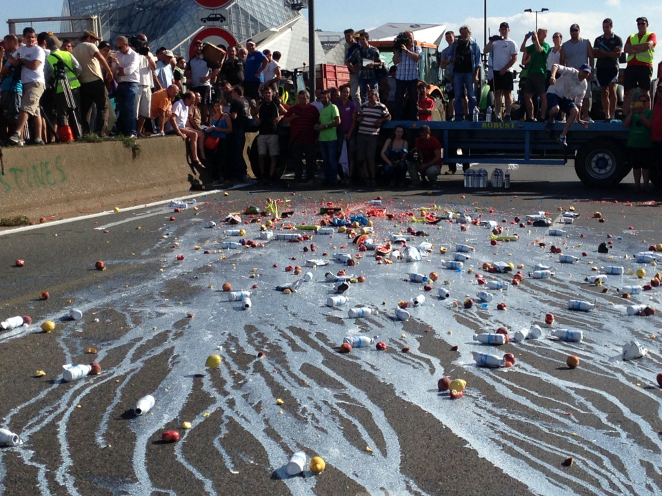 Prix du lait : des opérations de stickage dans les grandes surfaces du Rhône