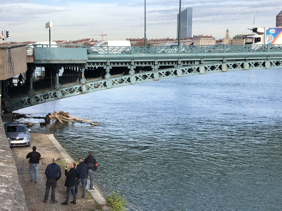 Lyon : après un vol à l’arraché, ils se cachent dans les armatures d’un pont