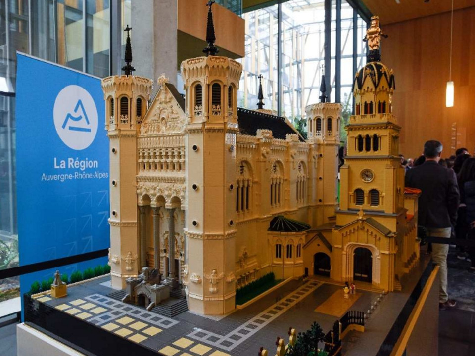 Les sites historiques d'Auvergne-Rhône-Alpes reproduits en Lego et exposés à la Région