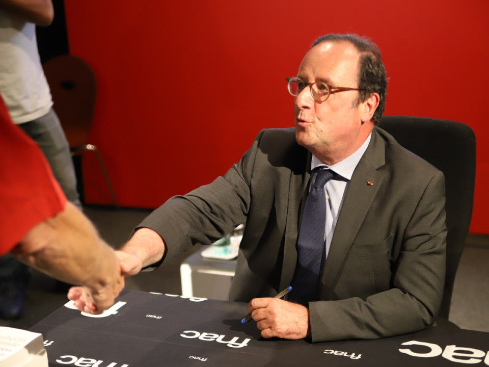 Entre petites blagues et confidences, plus de 300 personnes pour François Hollande à Lyon