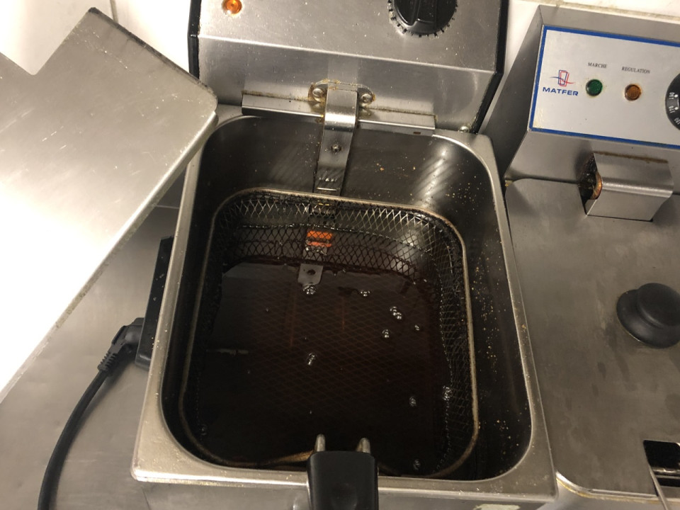 Un bébé hospitalisé à Lyon après avoir été brûlé avec l’huile d’une friteuse