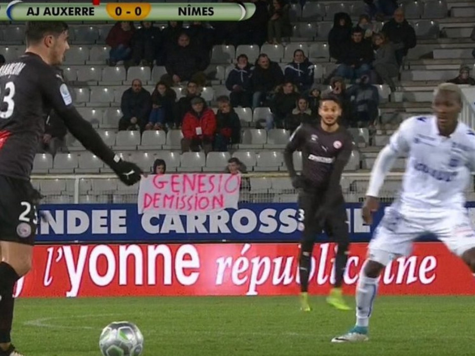 Une banderole "Genesio Demission" lors d’un match de Ligue 2