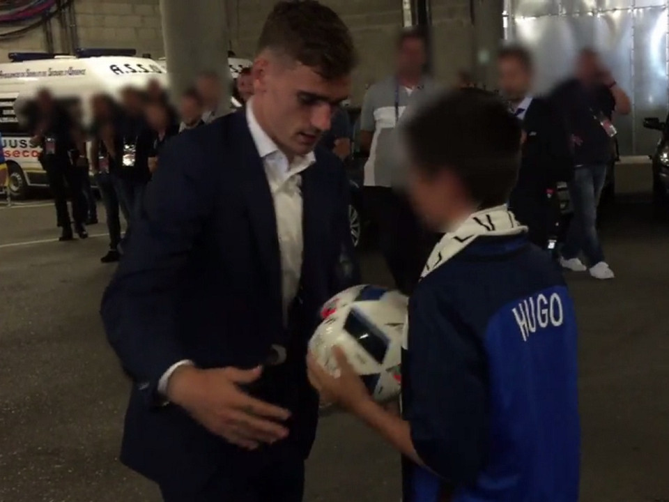 Lyon : Griezmann remet le ballon du match au fils du policier tué à Magnanville