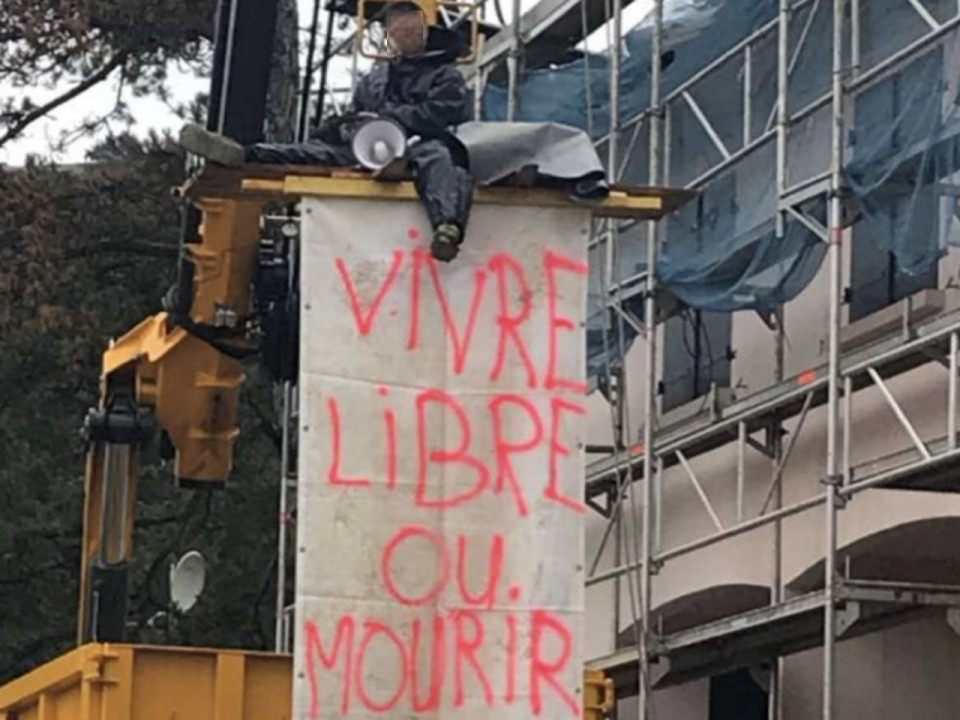 Contre le confinement, un homme se retranche sur une grue près de Lyon