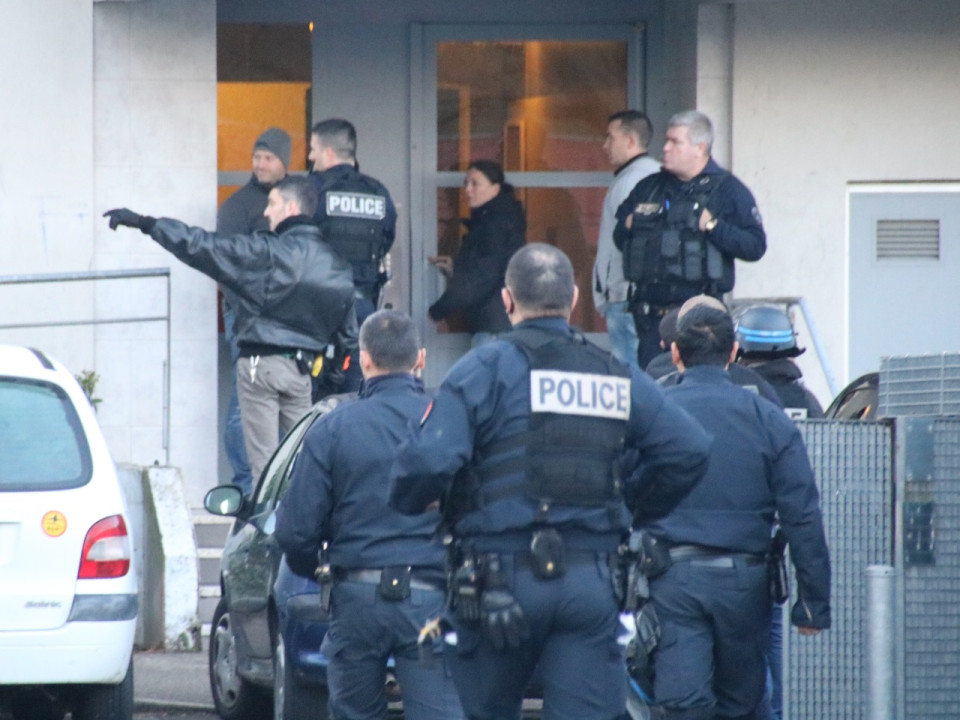 Refoulé d'un parking près du Parc OL, il revient avec une hache