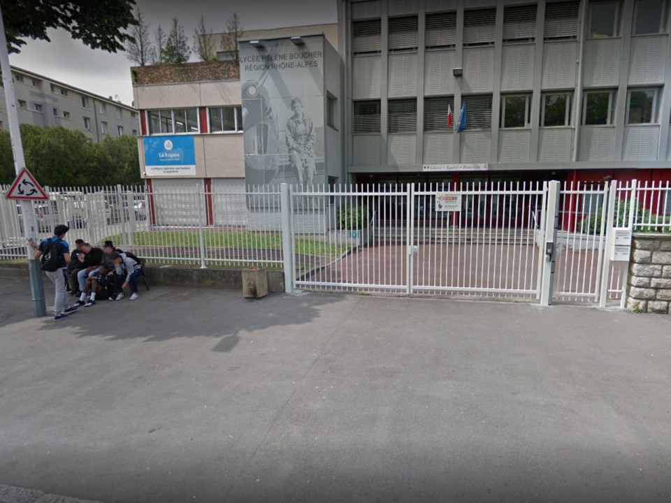 A Vénissieux, un proviseur et un CPE ont-ils été recouverts d'essence par des lycéens ?