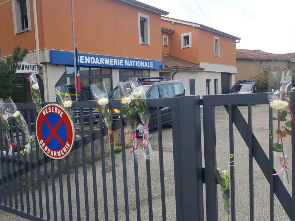 Attentat de Trèbes : des hommages devant les gendarmeries du Rhône