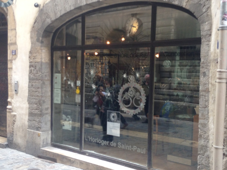 Dégradation de la vitrine de l’Horloger de Saint-Paul : les groupuscules d'extrême-droite mis en cause