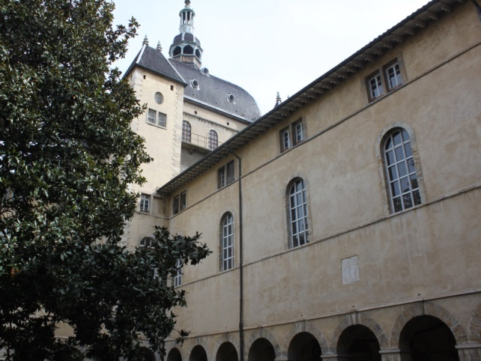 Lyon : des tombes juives du 18e siècle découvertes dans l’Hôtel-Dieu