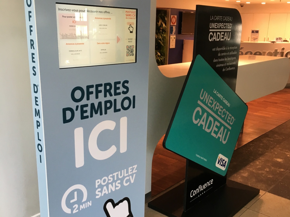 Une borne de recrutement digitale installée Pôle de Commerce et de Loisirs de Confluence