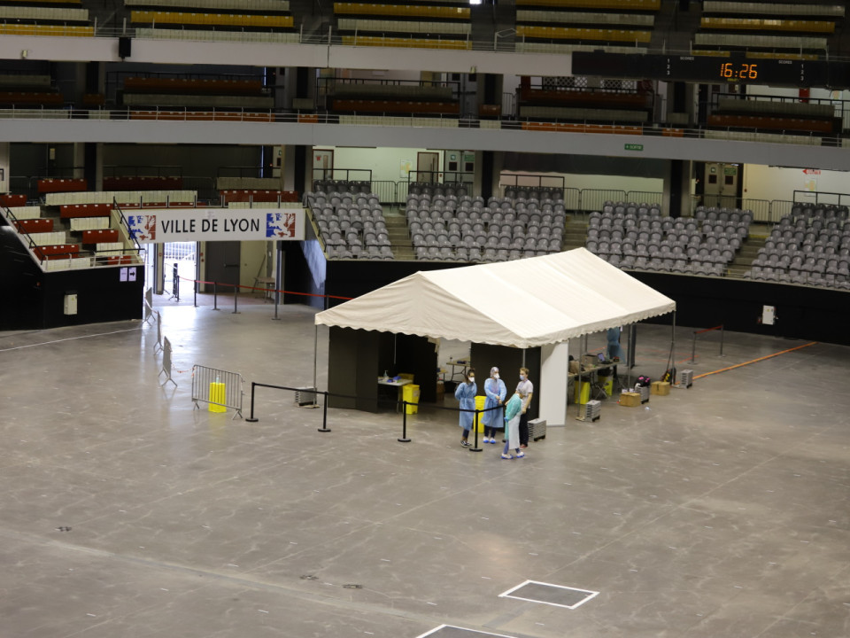 Coronavirus à Lyon : un nouveau centre de dépistage prioritaire ouvre ses portes au Palais des Sports