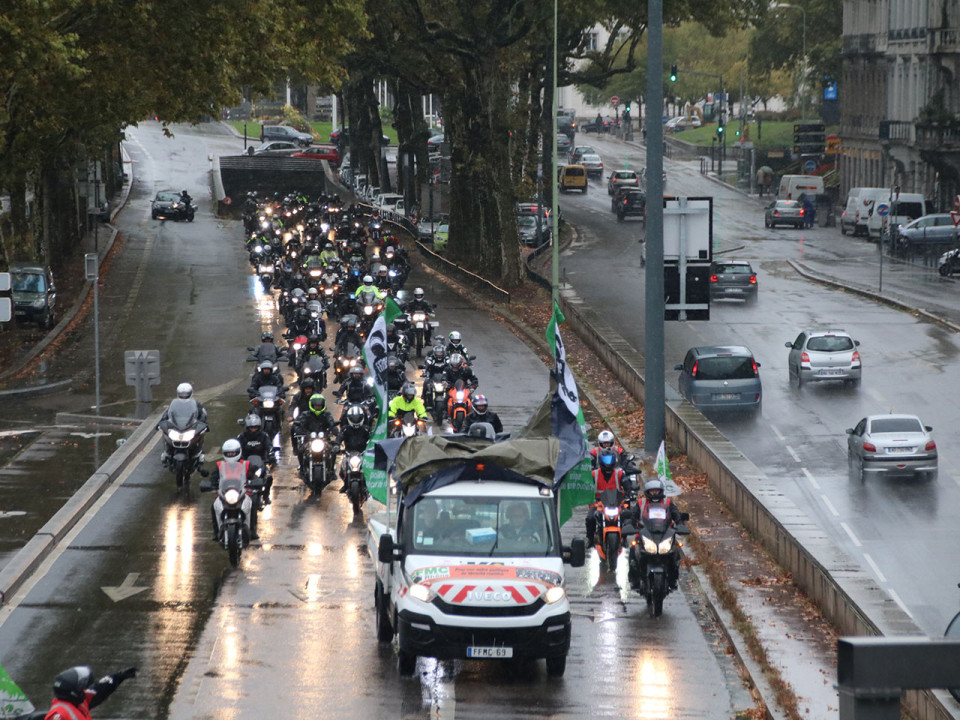 Lyon : 150 motards en colère sous la pluie