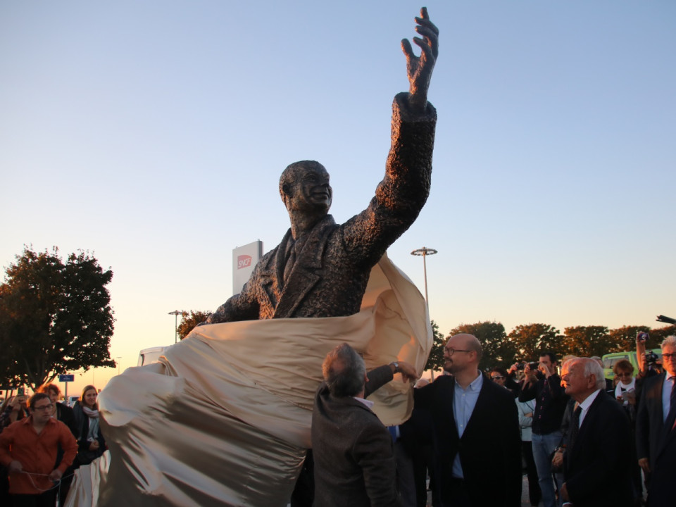 La statue d'Antoine de Saint-Exupéry enfin inaugurée devant l'aéroport de Lyon