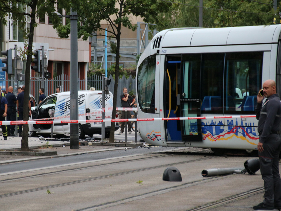 D&eacute;raillement du tram T2 &agrave; Lyon : la camionnette avait grill&eacute; le feu rouge
