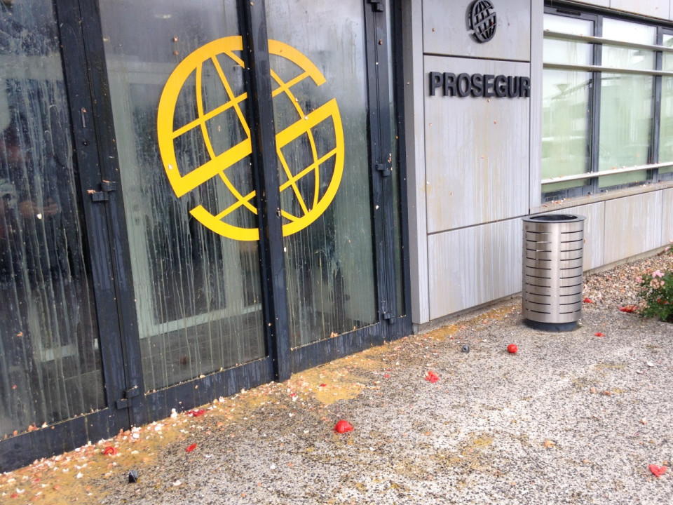 Jets de tomates et d'oeufs contre le siège de Prosegur à Saint-Priest