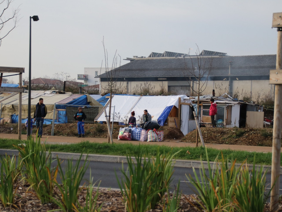 Métropole de Lyon : pourquoi les bidonvilles de Roms n'ont pas encore été démantelés ?
