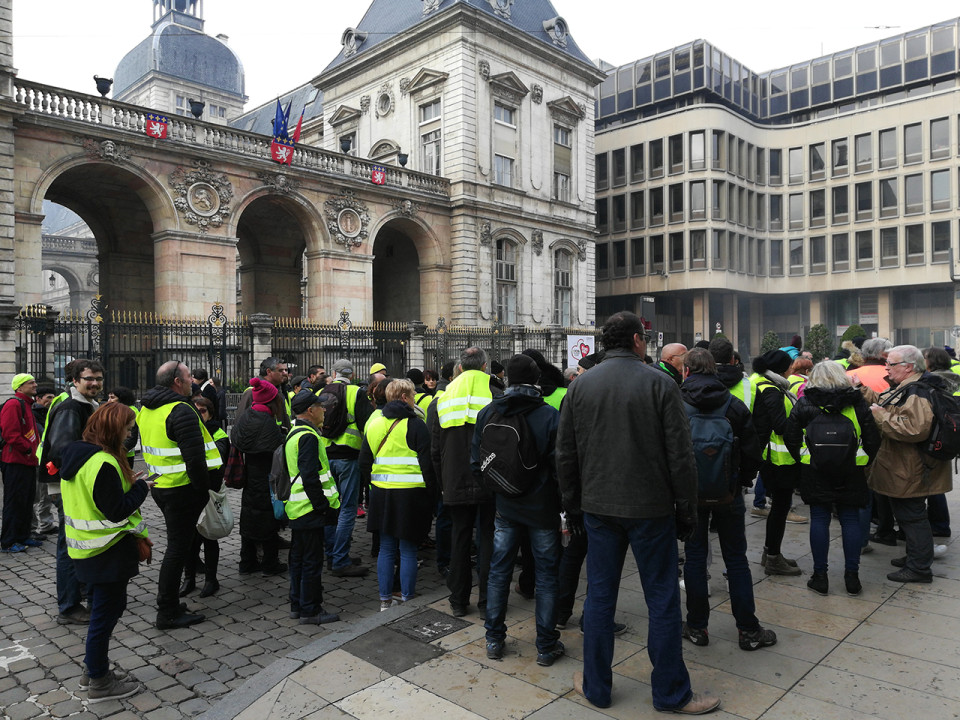"Macron démission" : des centaines de gilets jaunes mobilisés dans le Rhône