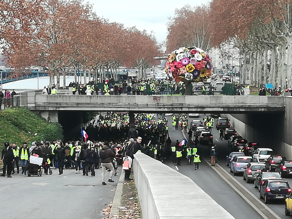 Acte IX des gilets jaunes : un défilé, des heurts et des péages gratuits (MàJ)