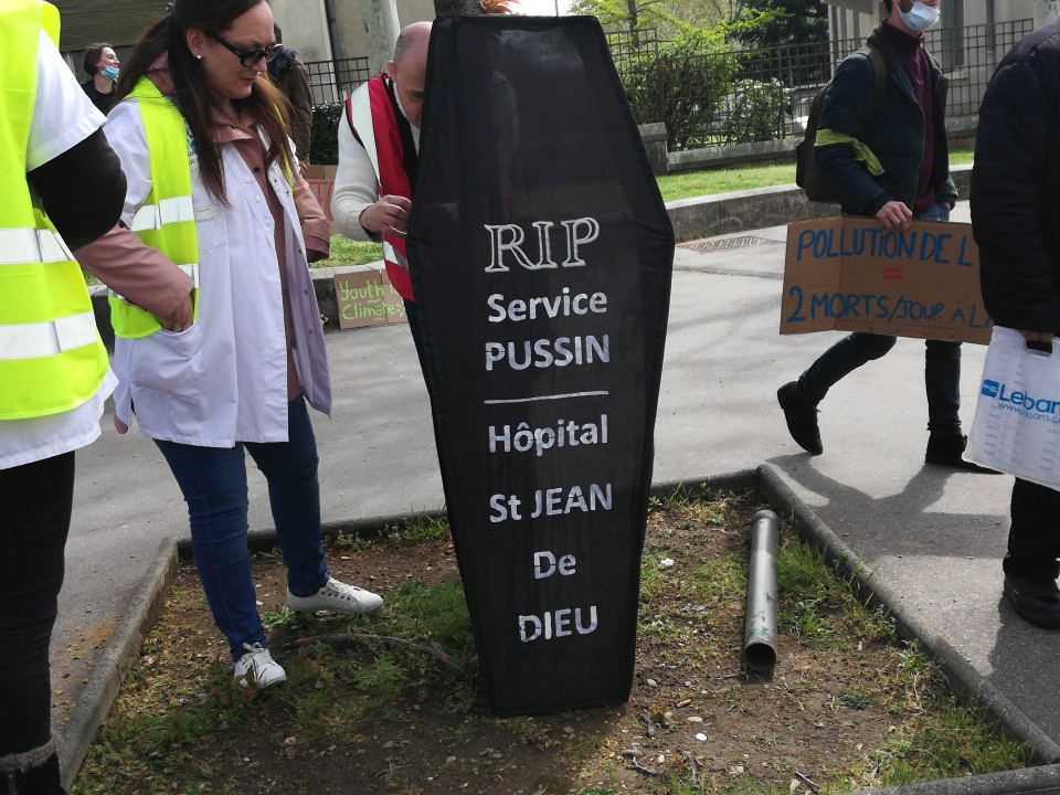 Inauguration du pavillon H : la colère devant le centre Édouard-Herriot