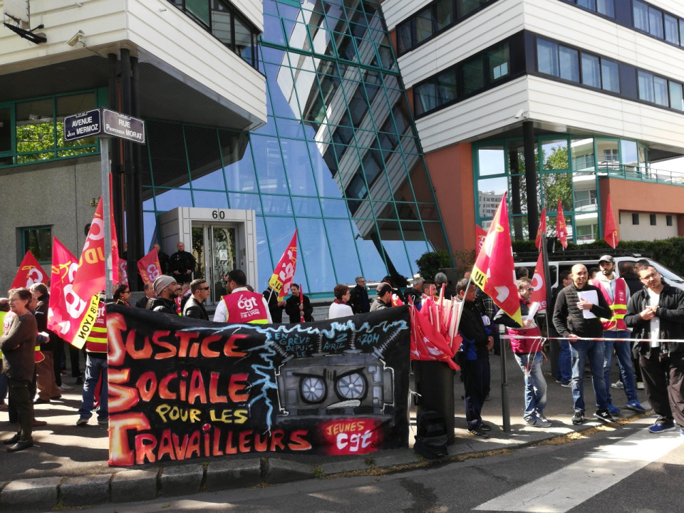 Lyon : une petite centaine de manifestants chez JST Transformateurs