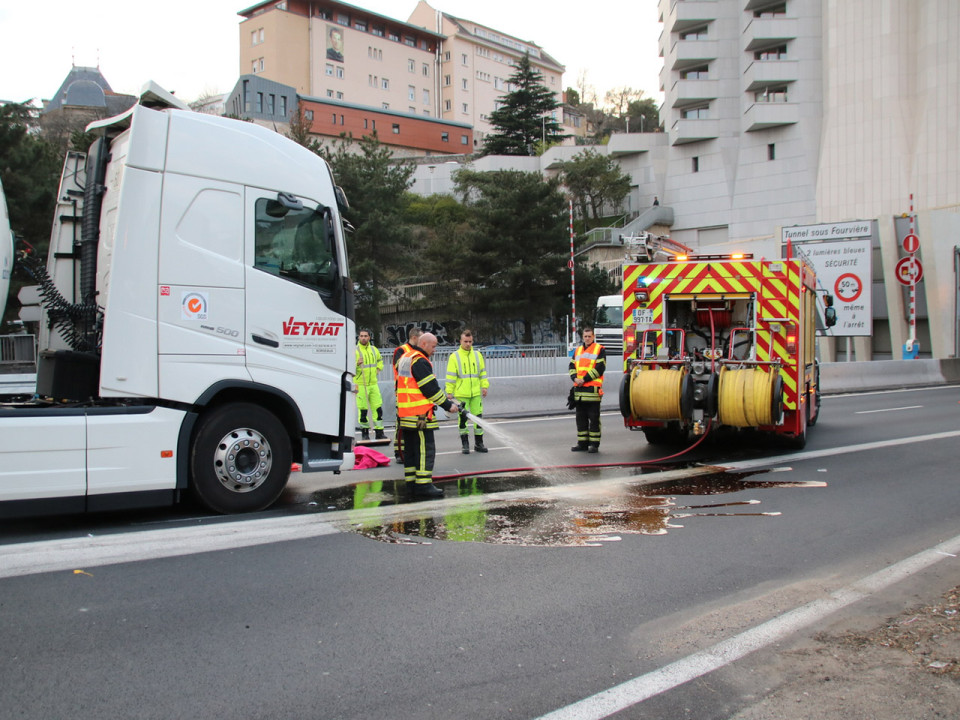 Lyon : un motard percuté par un camion à l'entrée du tunnel sous Fourvière