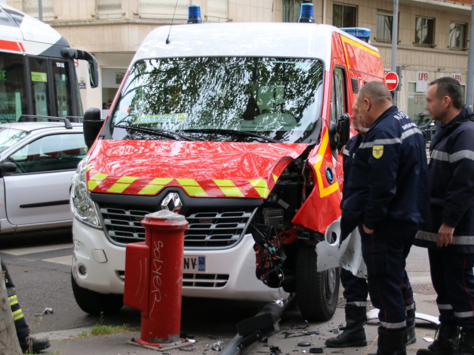 Lyon : collision entre une voiture et les pompiers