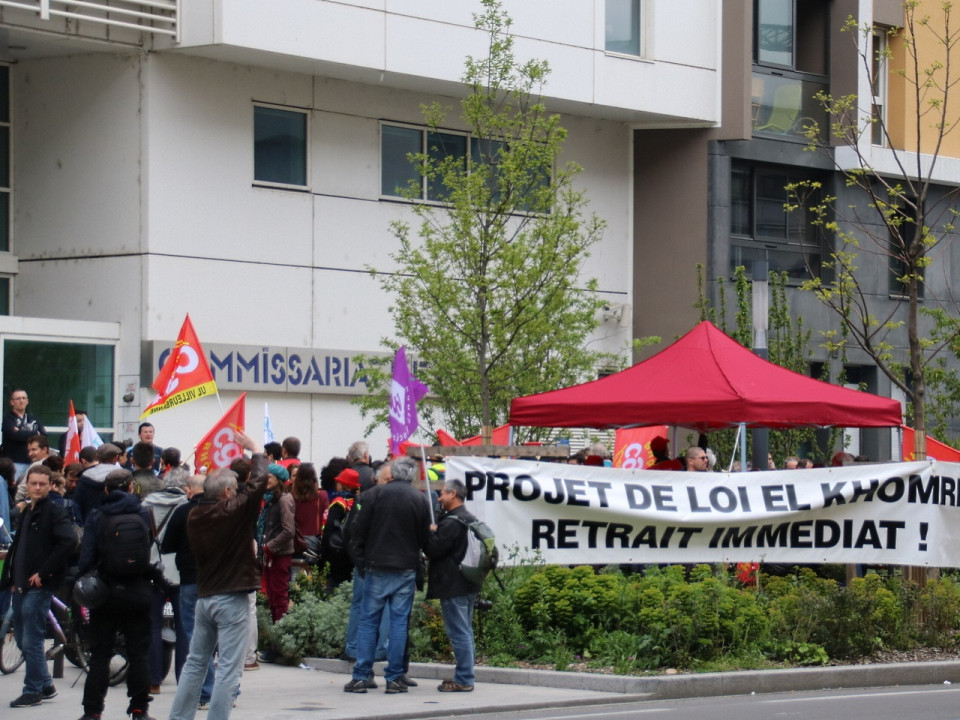 Villeurbanne : rassemblement de soutien à un syndicaliste devant le commissariat