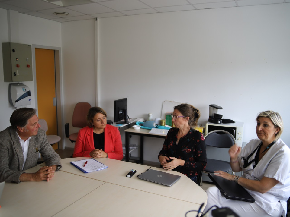 Hôpitaux Lyon Sud : le député du MoDem Cyrille Isaac-Sibille à la rencontre des urgentistes - VIDEO