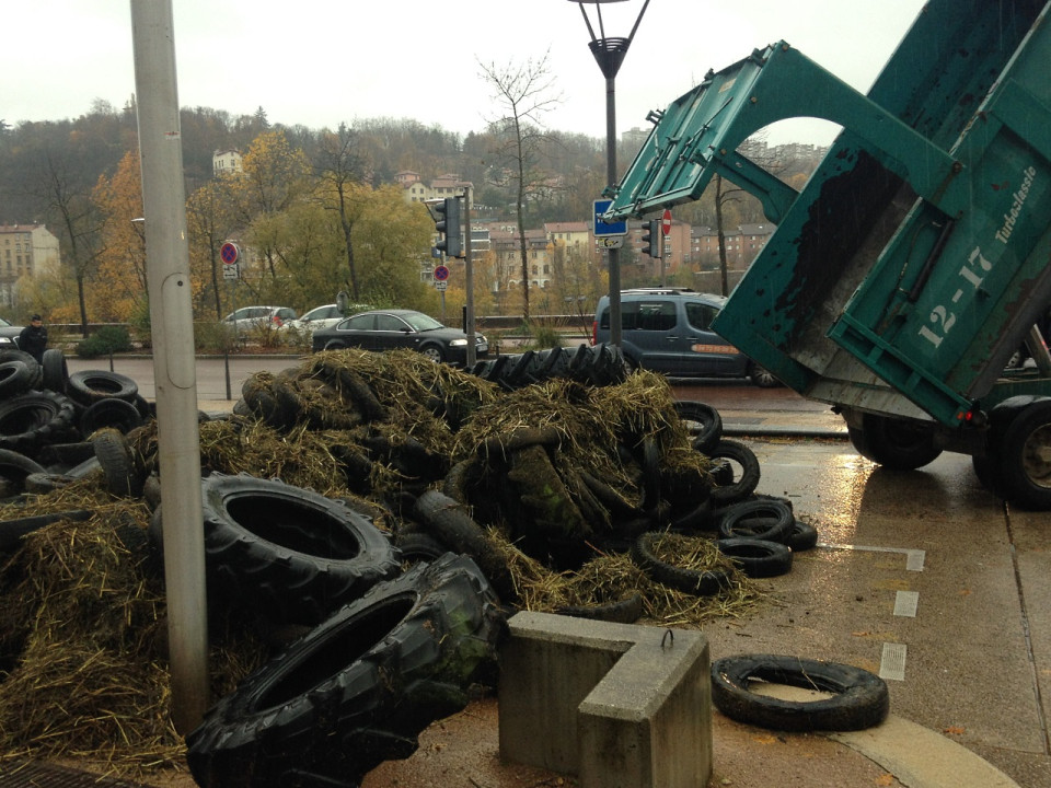 Manifestation des agriculteurs : des pneus déversés à la Cité Internationale à Lyon