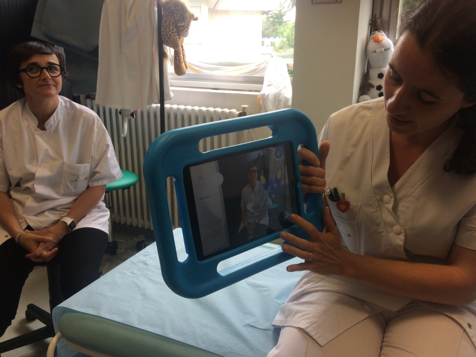 La Croix-Rouge et les HCL de Lyon se lancent dans la réalité augmentée pour diminuer la douleur