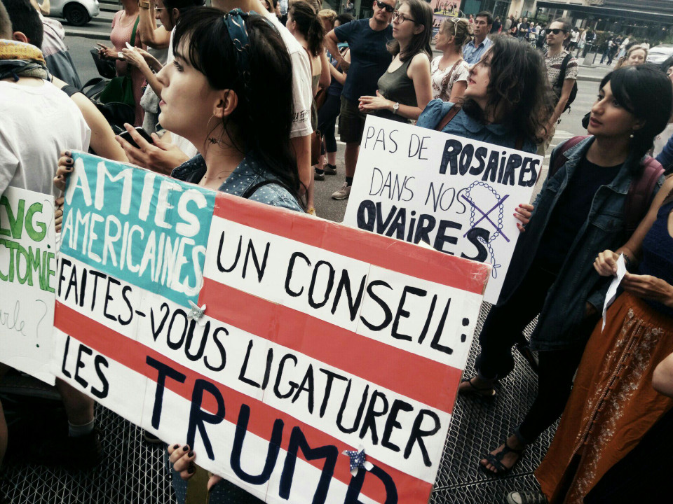 Lyon : une centaine de femmes manifestent pour le maintien de l'avortement aux  Etats-Unis