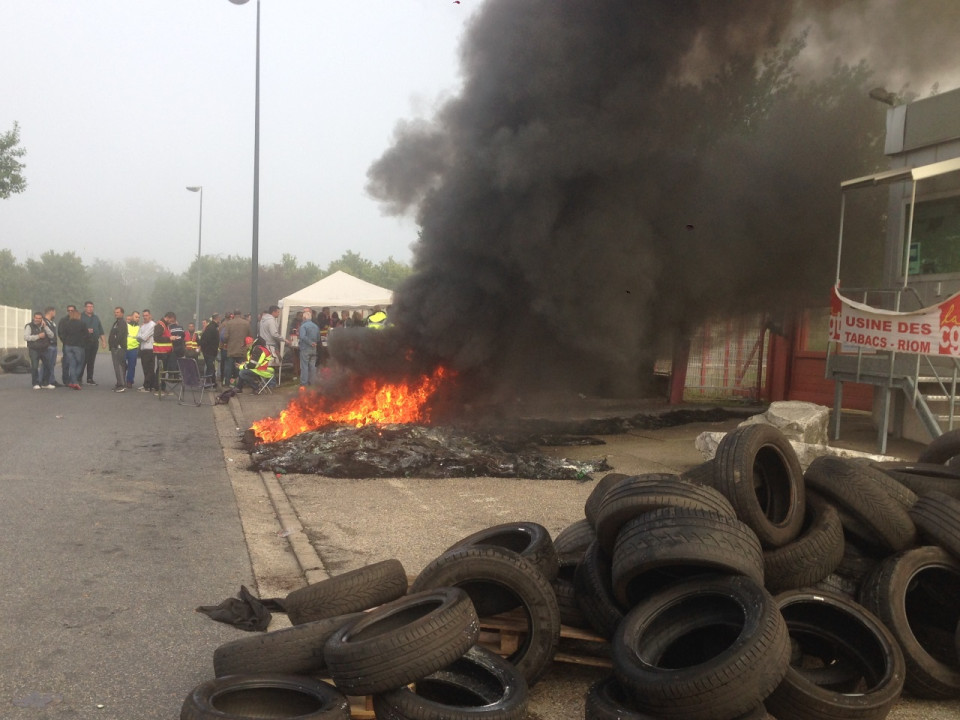 Distribution de tabac : le site de Mions bloqué