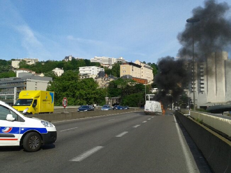 Lyon : une camionnette en feu devant le tunnel de Fourvière