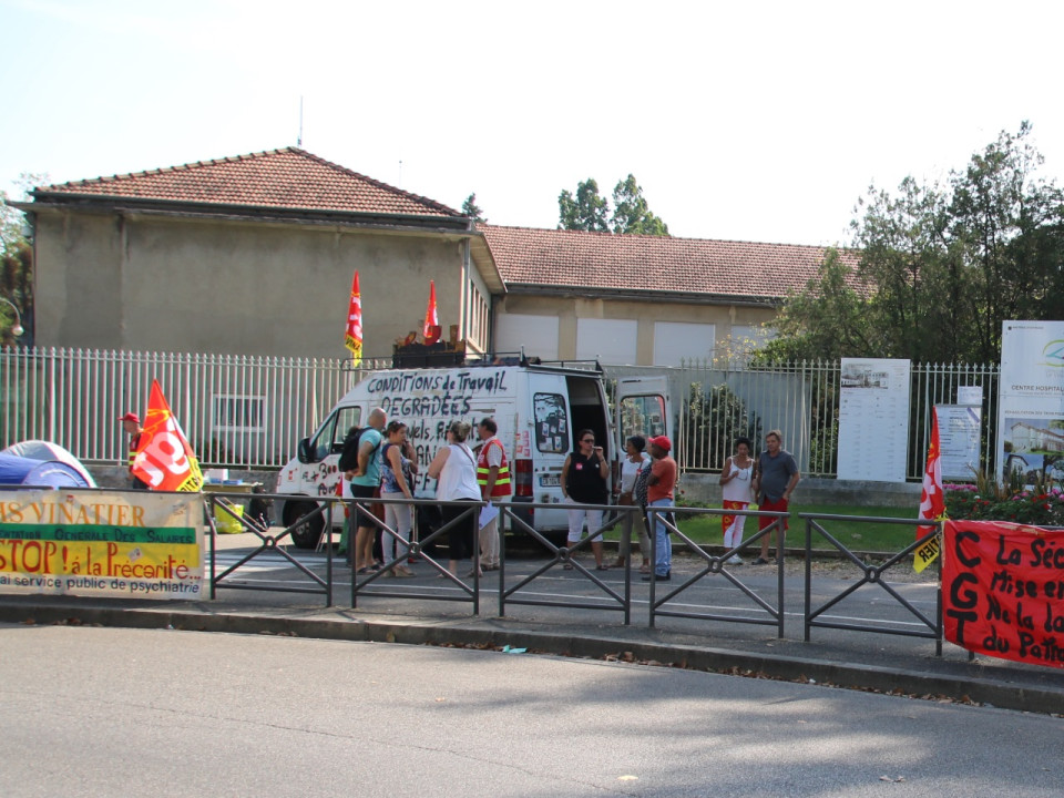 Des employés du Vinatier manifestent