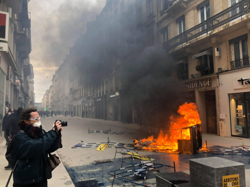 Lyon : la rue Victor-Hugo saccagée par des black blocs