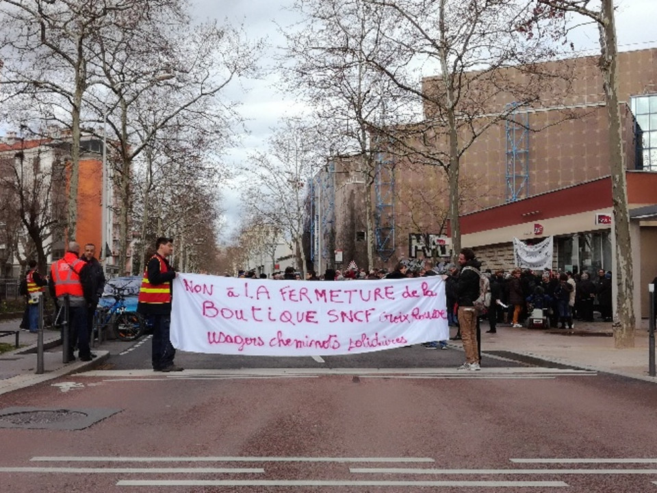 Lyon : une centaine de personnes réunies contre la fermeture de boutiques SNCF