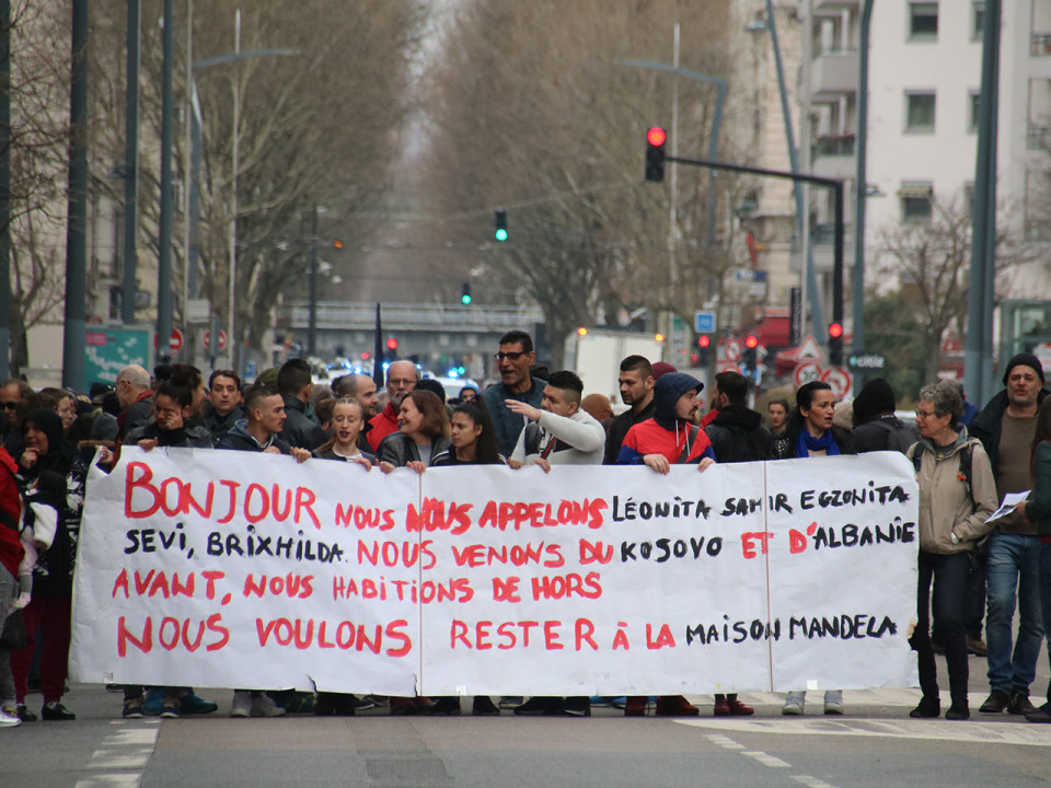 "Le futur s’ouvre au pied de biche" : 250 personnes opposées aux expulsions à Villeurbanne