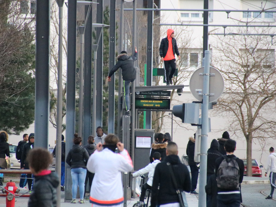 Le tournage du clip du rappeur Elams à Vénissieux dégénère, plus de 200 jeunes opposés aux policiers