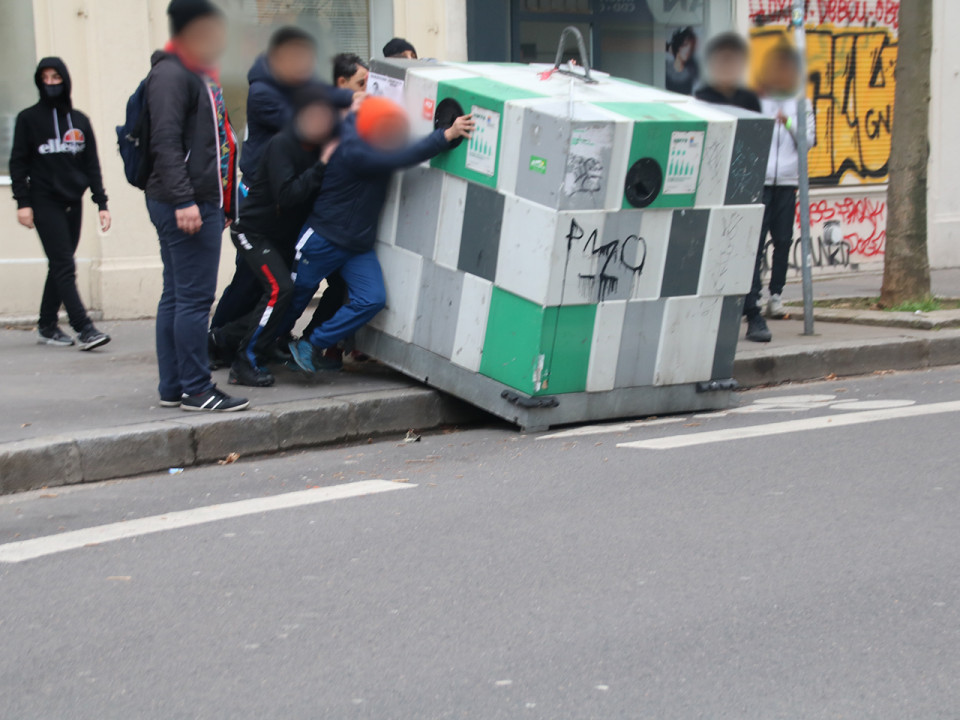 Acte XIII à Lyon : 19 gardés à vue, les casseurs et les extrêmes courent toujours