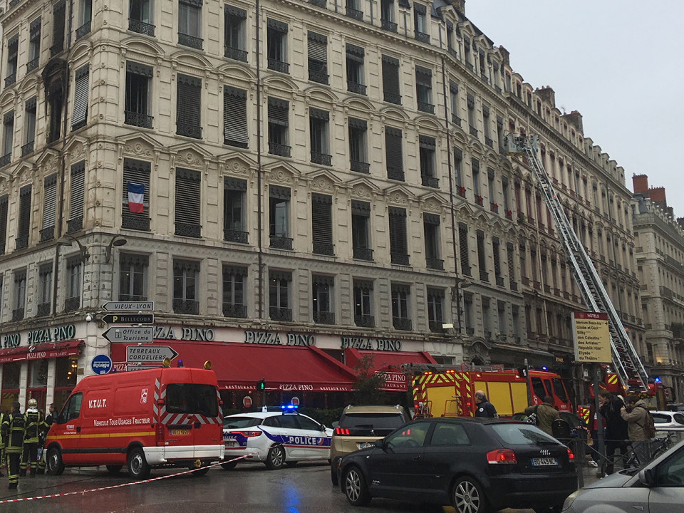 Lyon : un incendie au-dessus du Pizza Pino de la place Bellecour