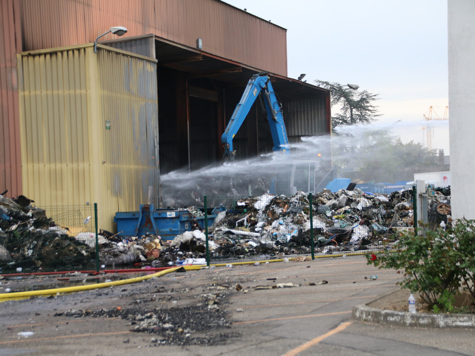 L’incendie dans une déchetterie à Vaulx-en-Velin enfin éteint