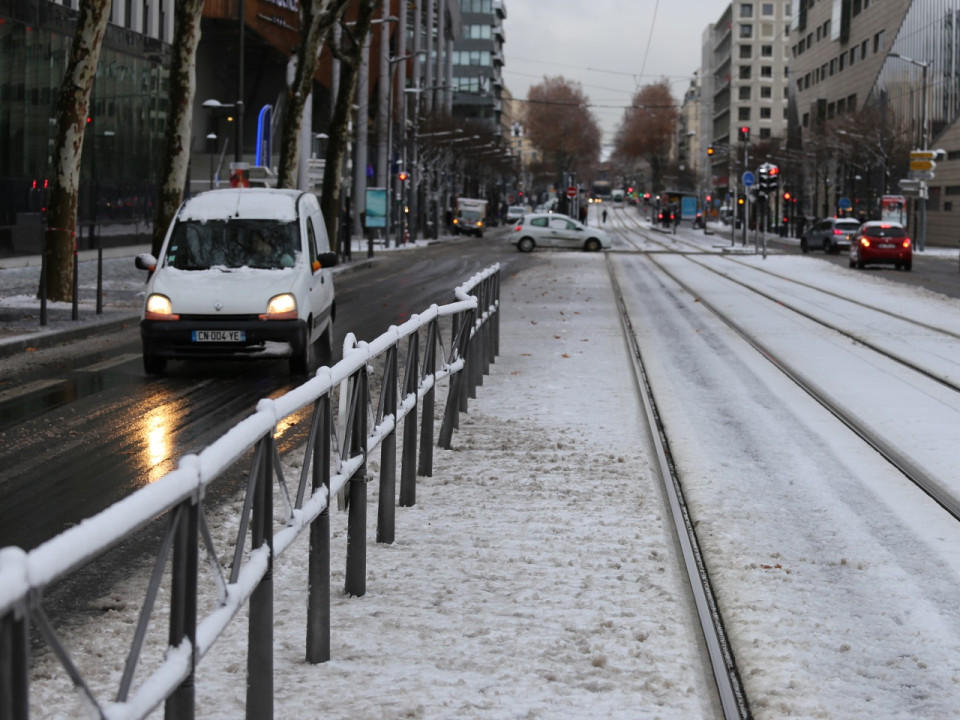 Neige à Lyon : la ville paralysée par les flocons
