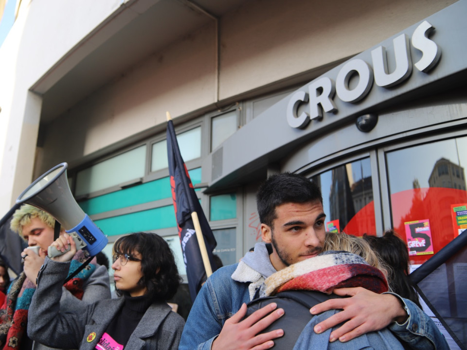 Etudiant immolé à Lyon : près de 500 personnes devant le Crous - VIDEO