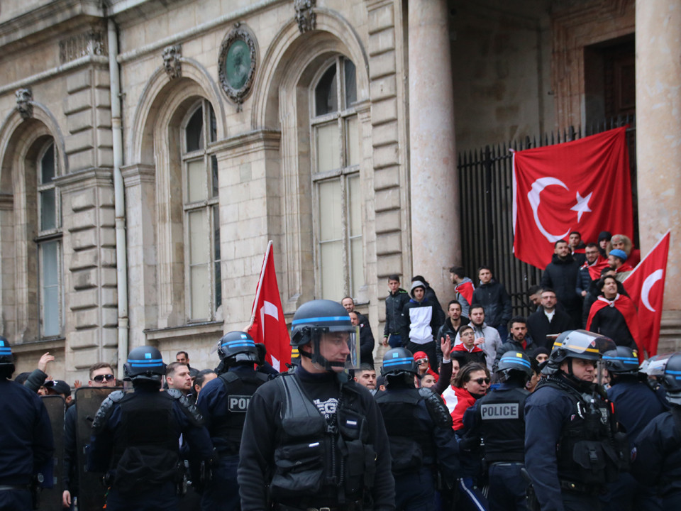 Tension entre la communauté turque et la police place Bellecour