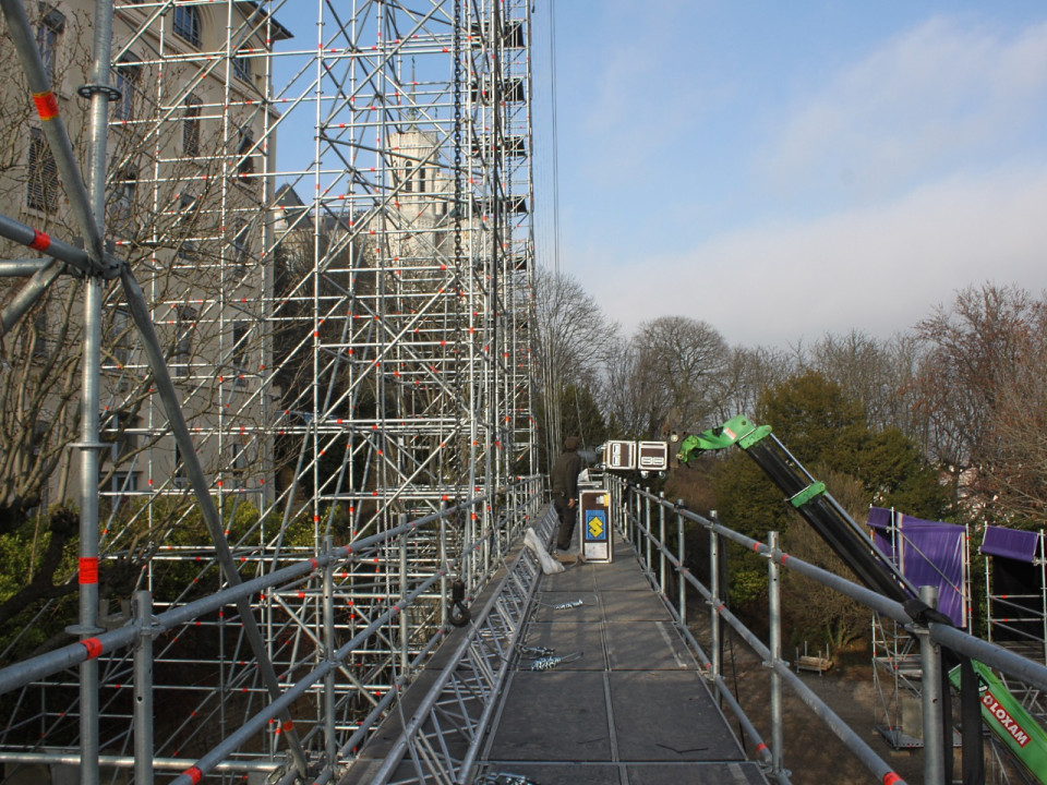 Dans les coulisses de la Fêtes des Lumières : l’installation du "soleil de Cozten" à Fourvière