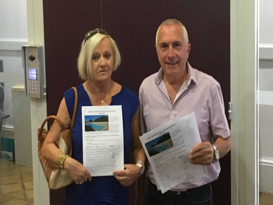 Une pétition contre la fermeture de la piscine de Gerland déposée à la mairie du 7e