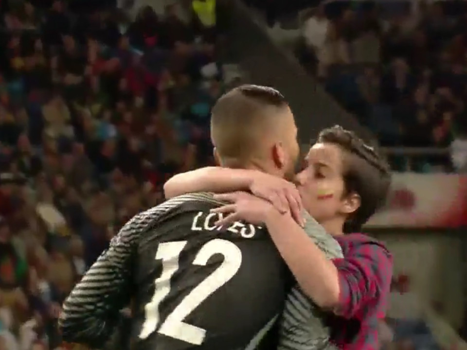 Anthony Lopes embrassé en plein match par une supportrice du Portugal