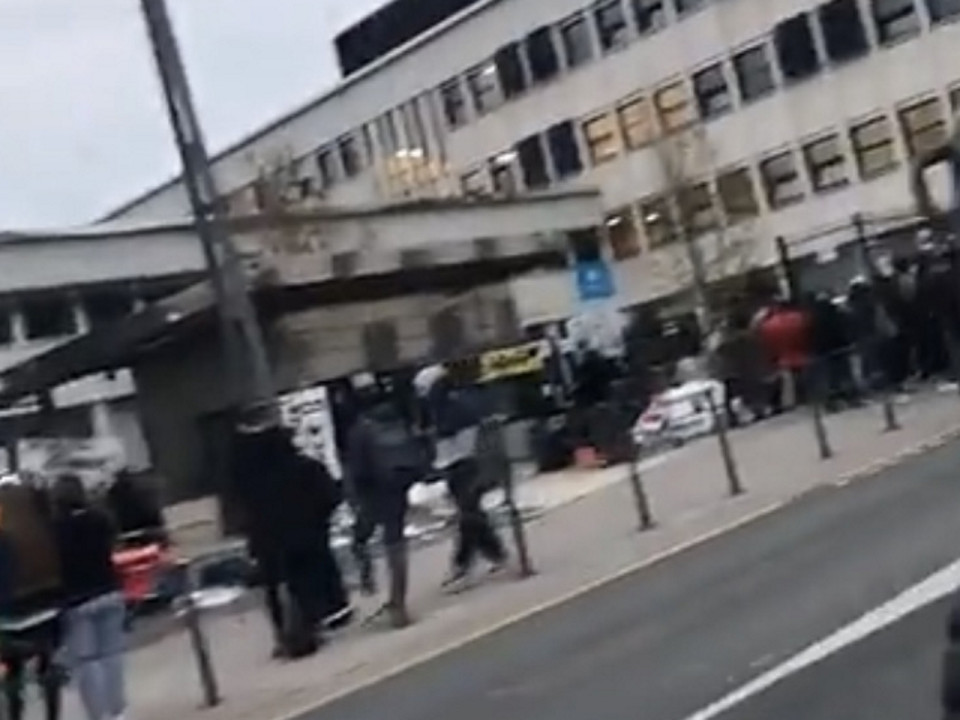 Lyon : des lycéens tentent un blocage pour demander plus de mesures sanitaires